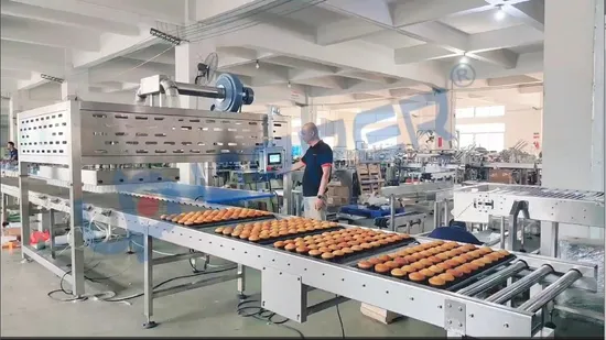 Grande linea di confezionamento orizzontale con nastro trasportatore automatico per la produzione di cupcake, pane, biscotti, cioccolato e altri prodotti di alta qualità.